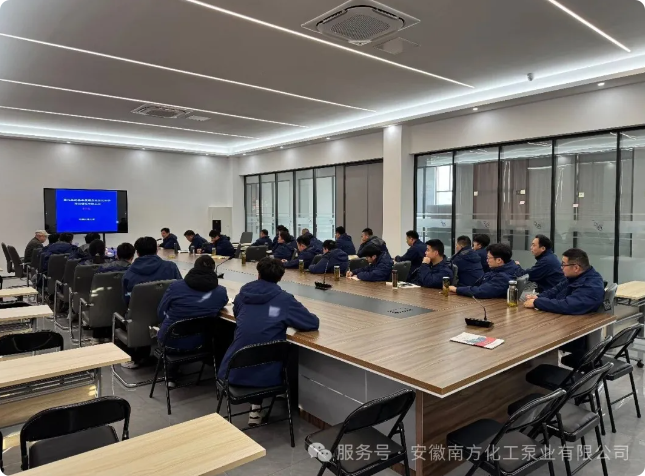 O professor Mou Jiegang, da China Jiliang University, visitou a Anhui South Chemical Pump Co., Ltd. para realizar treinamento especializado em bombas centrífugas.